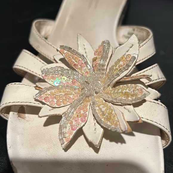 White sandals with sparkly flower detail Sz 7 - Picture 4 of 5